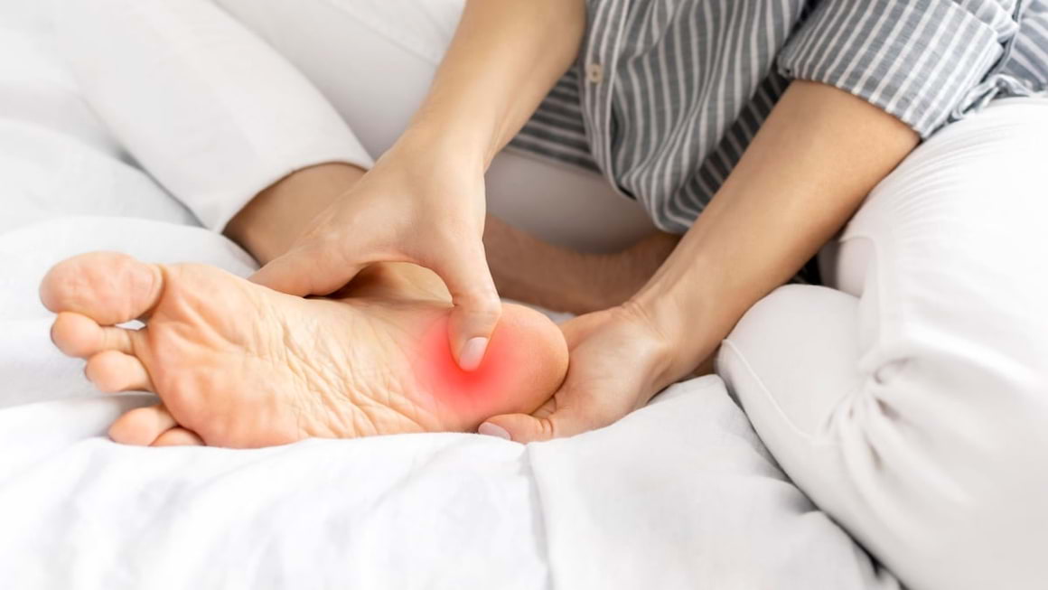 Durerea de calcai – din ce cauza apare, ce remedii functioneaza si cand sa mergi la medic?