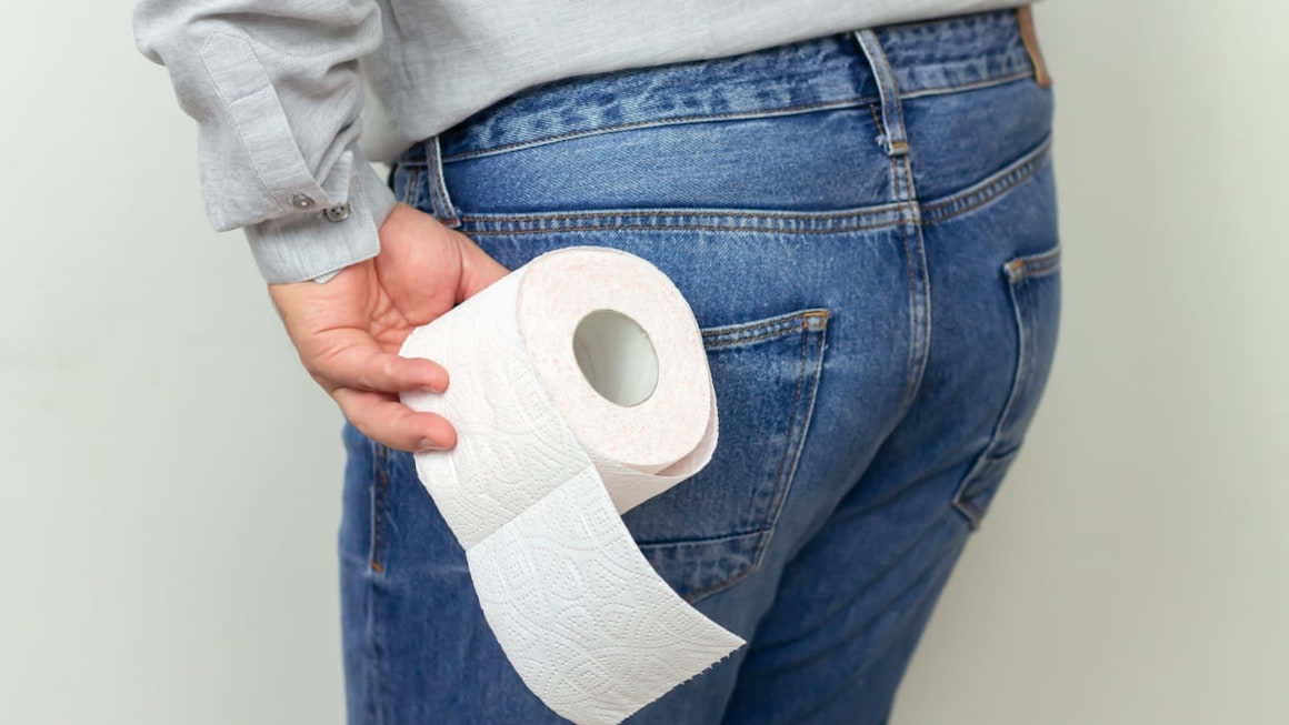 Scaun cu sange sau de culoare foarte inchisa