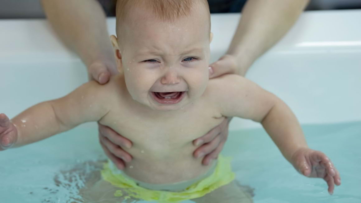 Copilul tau uraste sa faca baie? 6 solutii pentru aceasta problema