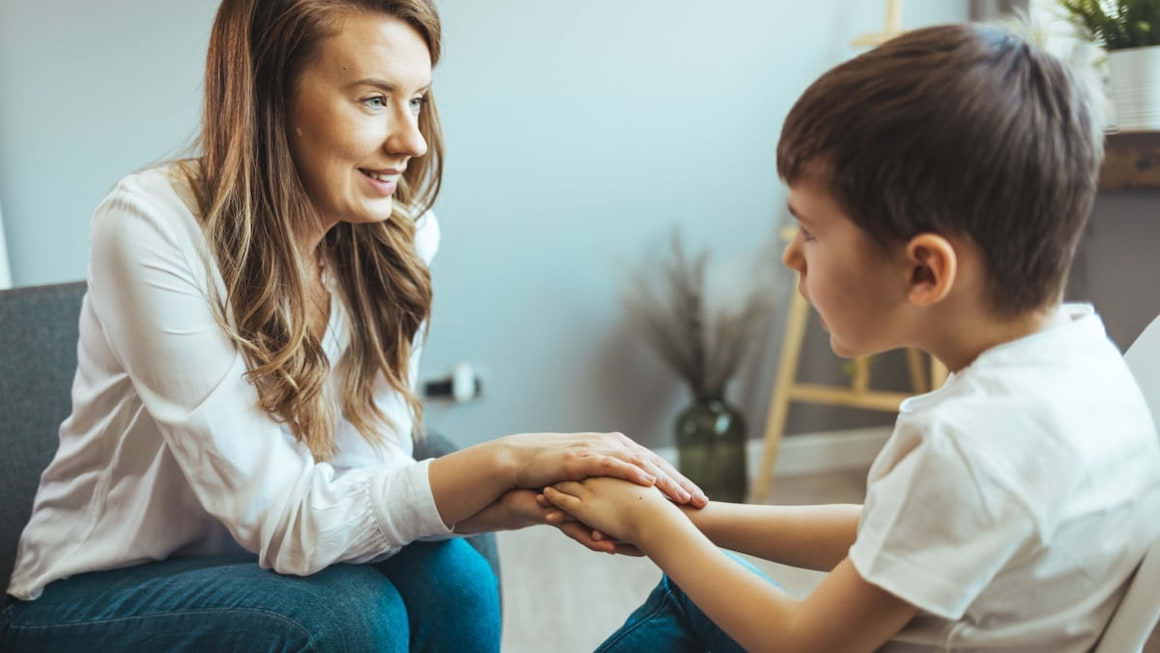 Copilul tău are un coleg cu autism? Iată ce trebuie să știe!