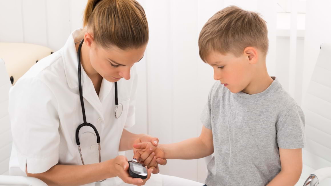 Diabetul la copii și adolescenți: provocări specifice, educație pentru părinți și școală