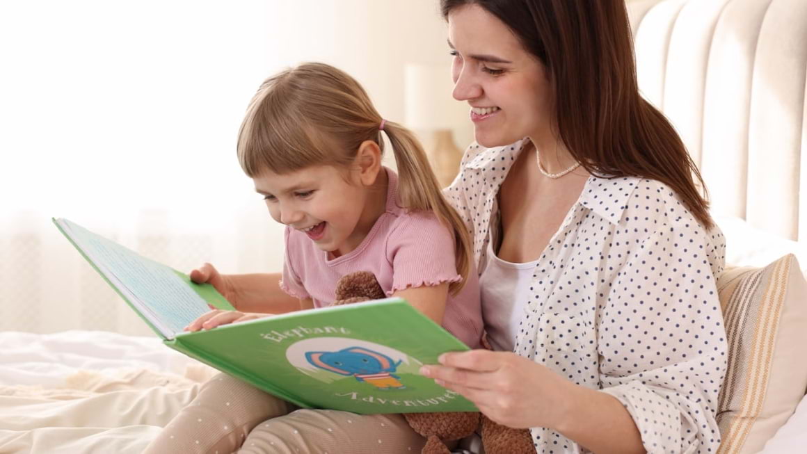 Ii cititi copilului inainte de culcare? Il puteti ajuta sa invete mai bine si mai repede!