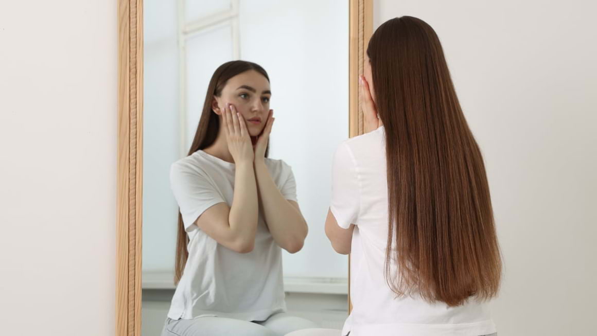 Te trezești cu fața umflată dimineața? 7 cauze posibile