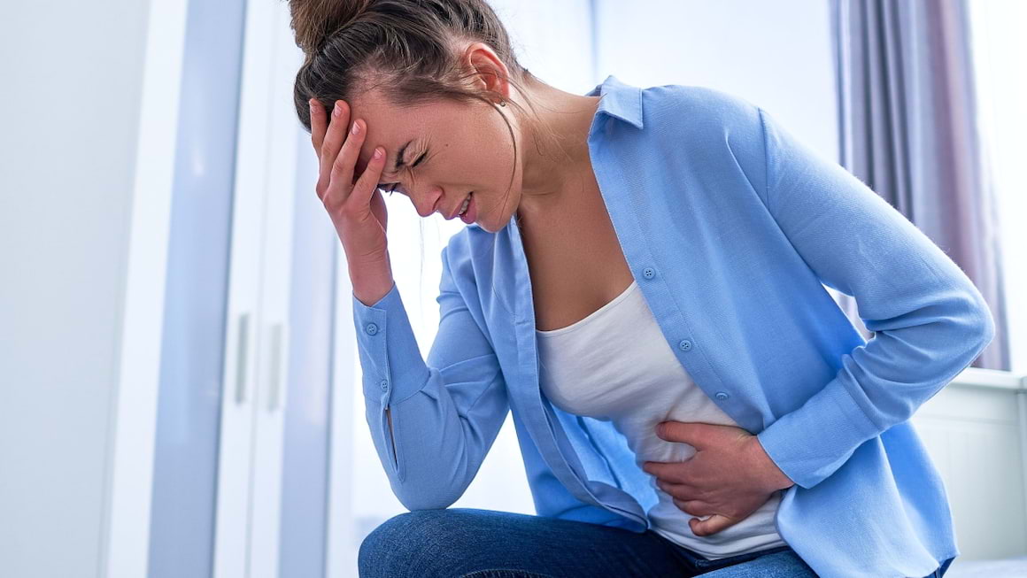 Endometrioza intestinală: simptome digestive care pot fi confundate cu colon iritabil