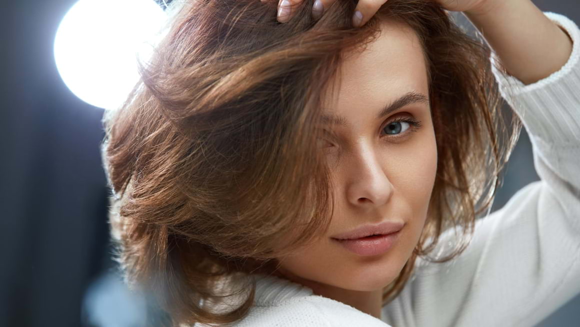 Styling usor pentru saptamani aglomerate: par mediu si bucle pe o parte