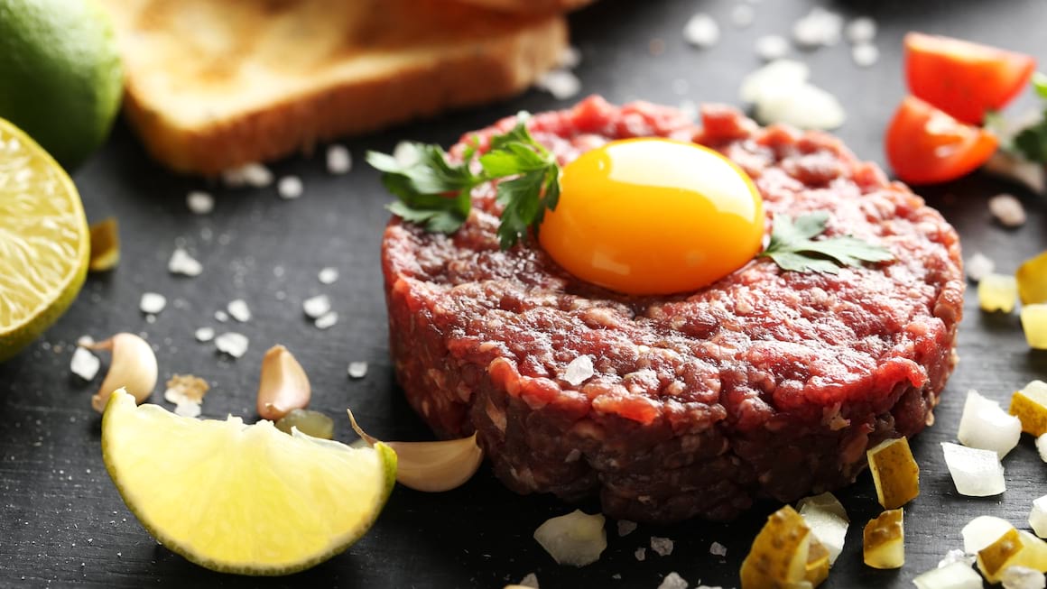 Este sanatos sa consumi carne cruda de vita?