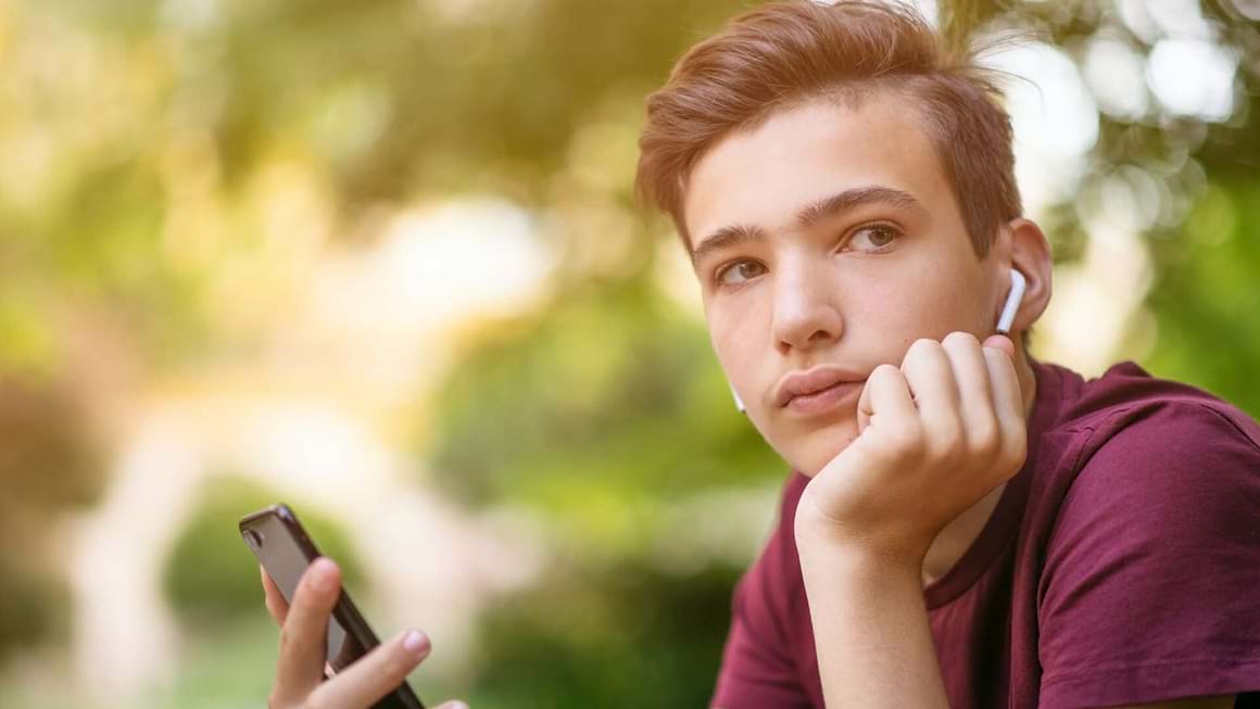 Adolescentii singuri sunt susceptibili la dependenta de internet? [studiu]