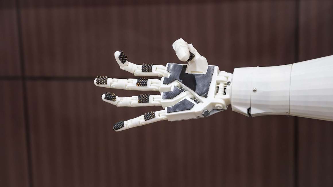 O mana robotizata oferă control tactil purtatorului