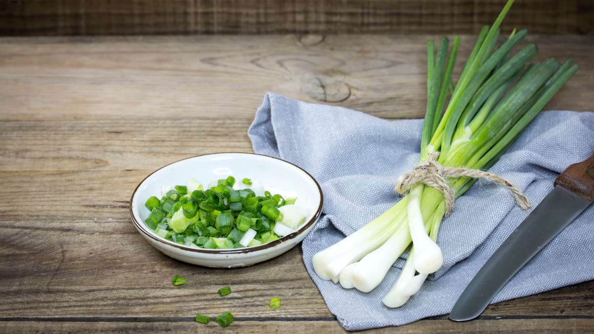 Ceapa si usturoiul verde, obligatorii in salatele de sezon