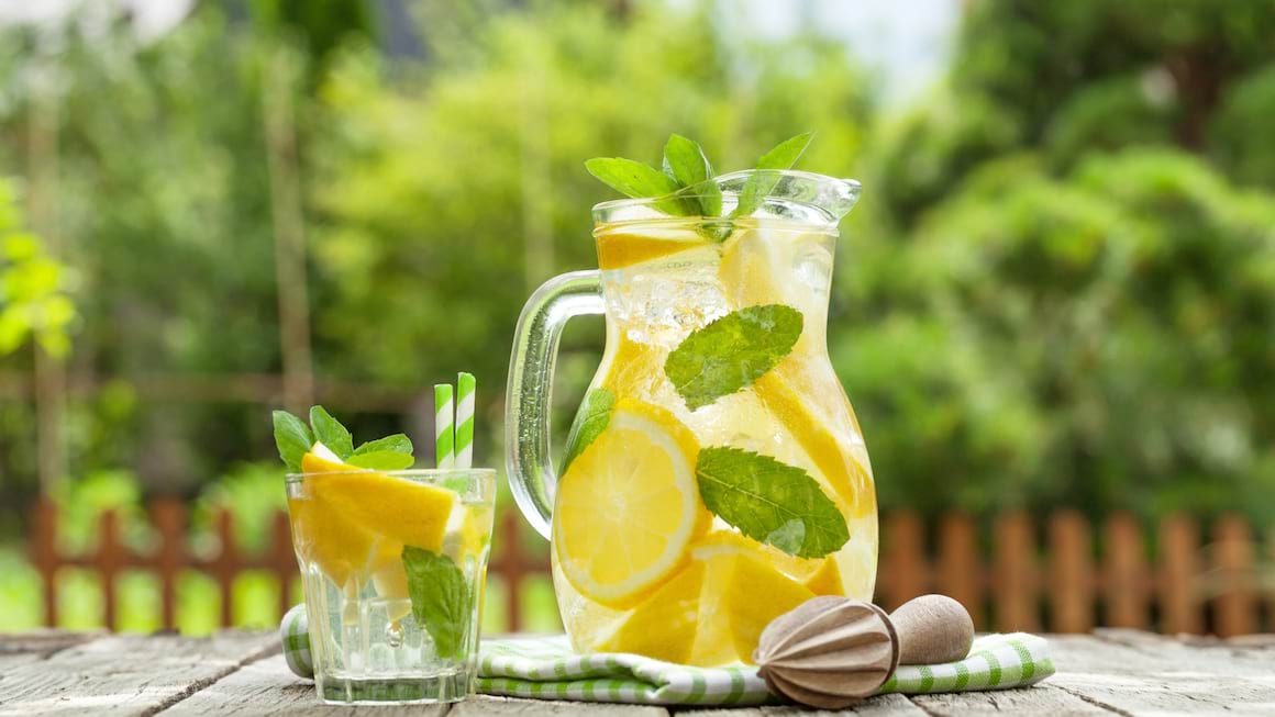Băuturi detoxifiante care te ajută să scapi de grăsimea de pe abdomen
