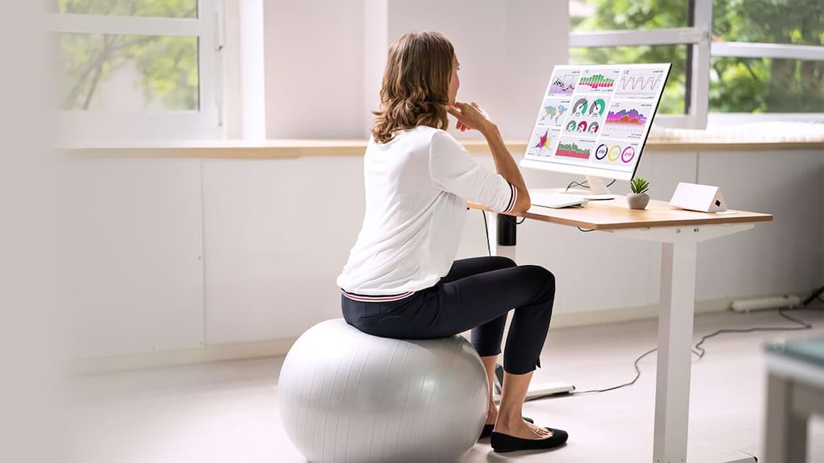 Mingea de fitness pe post de scaun de birou - este sau nu benefica?