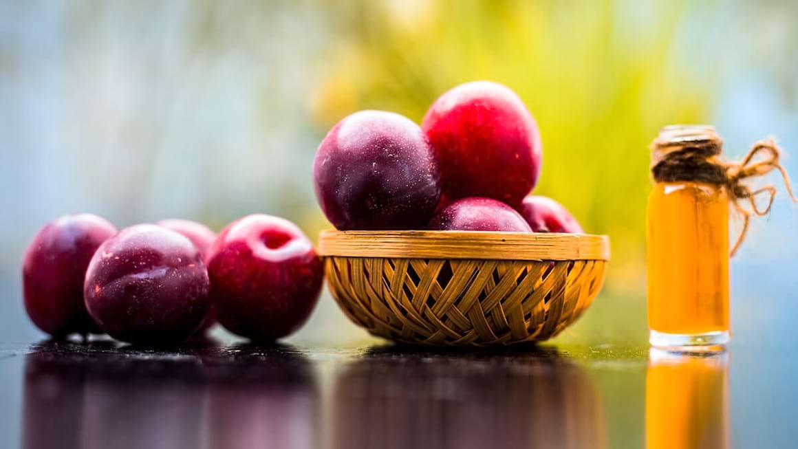 Uleiul din sâmburi de prune, ingredientul-minune pentru un ten perfect