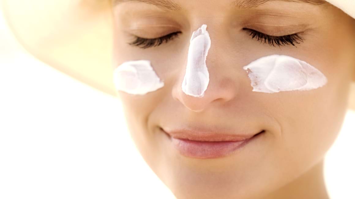 Cum se protejeaza dermatologii de soare?
