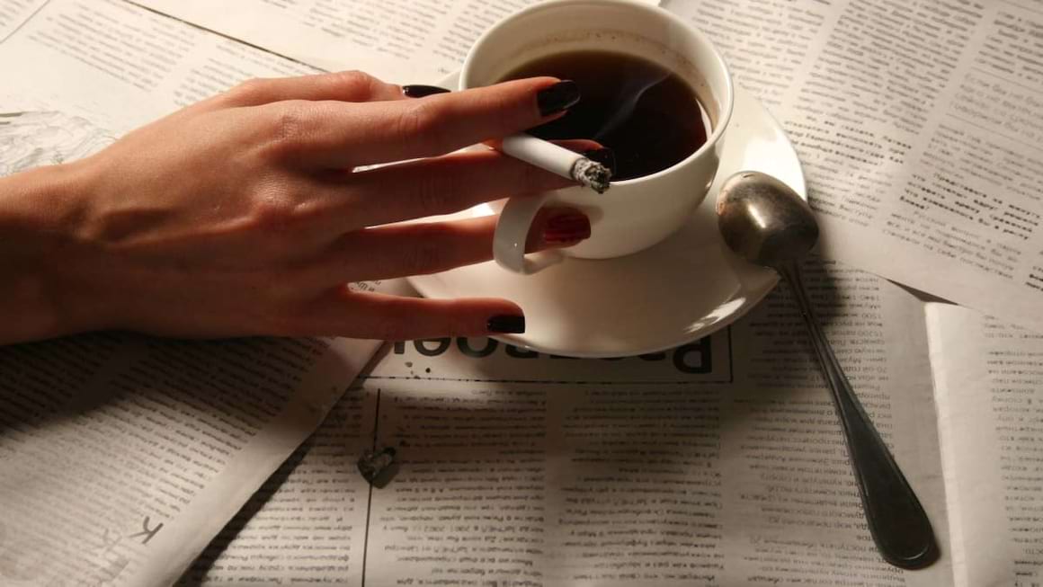Fumezi si bei cafea dimineata pe stomacul gol? Iata cum te afecteaza acest obicei