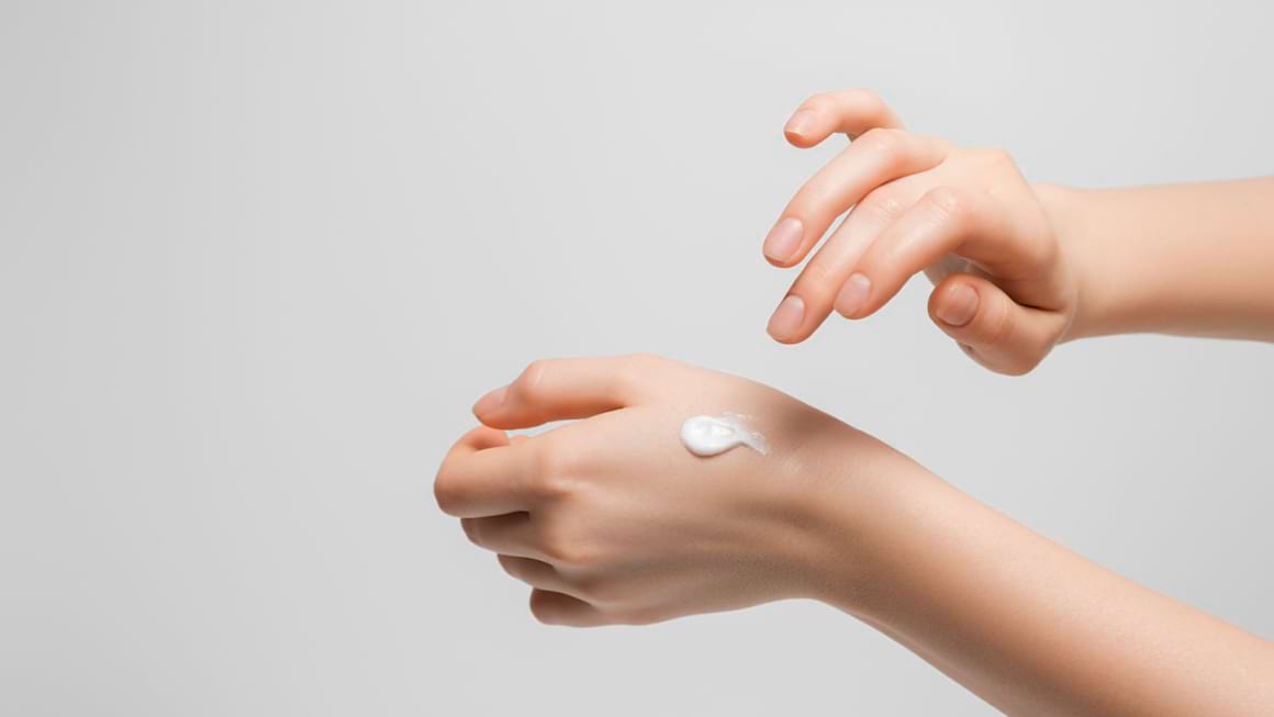 Ce să conțină crema de maini? Ingrediente eficiente pentru hidratarea pielii uscate