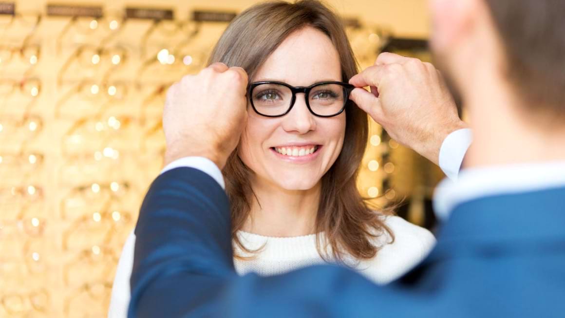 8 simptome care iti arata ca ai nevoie de ochelari de vedere