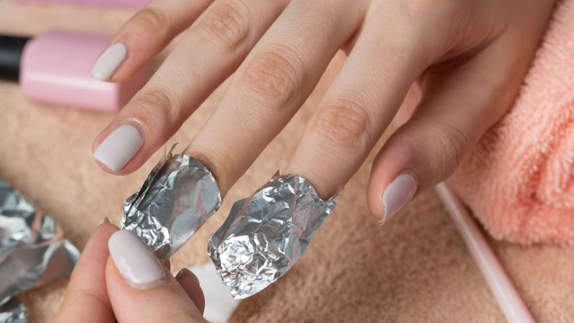 Cum sa indepartezi manichiura cu gel fara sa iti distrugi unghiile naturale