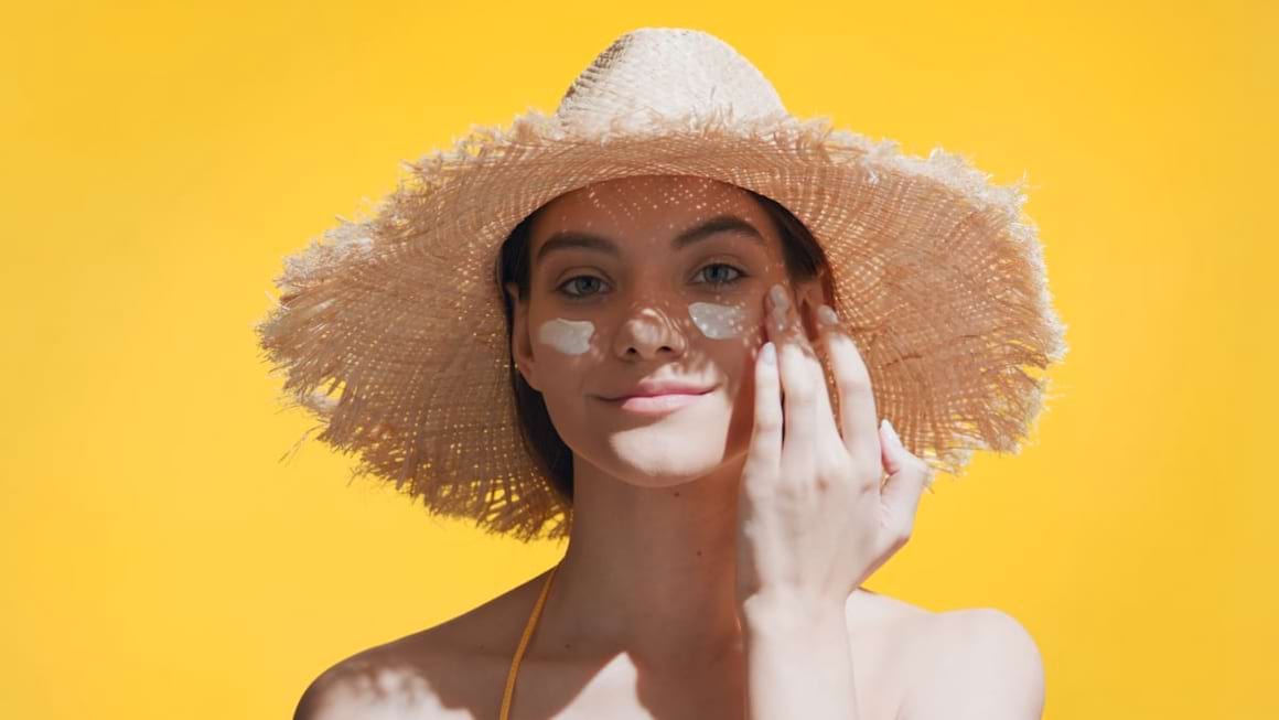 Acnee, lupus, vitiligo, psoriazis: care sunt efectele soarelui asupra acestor afecțiuni?