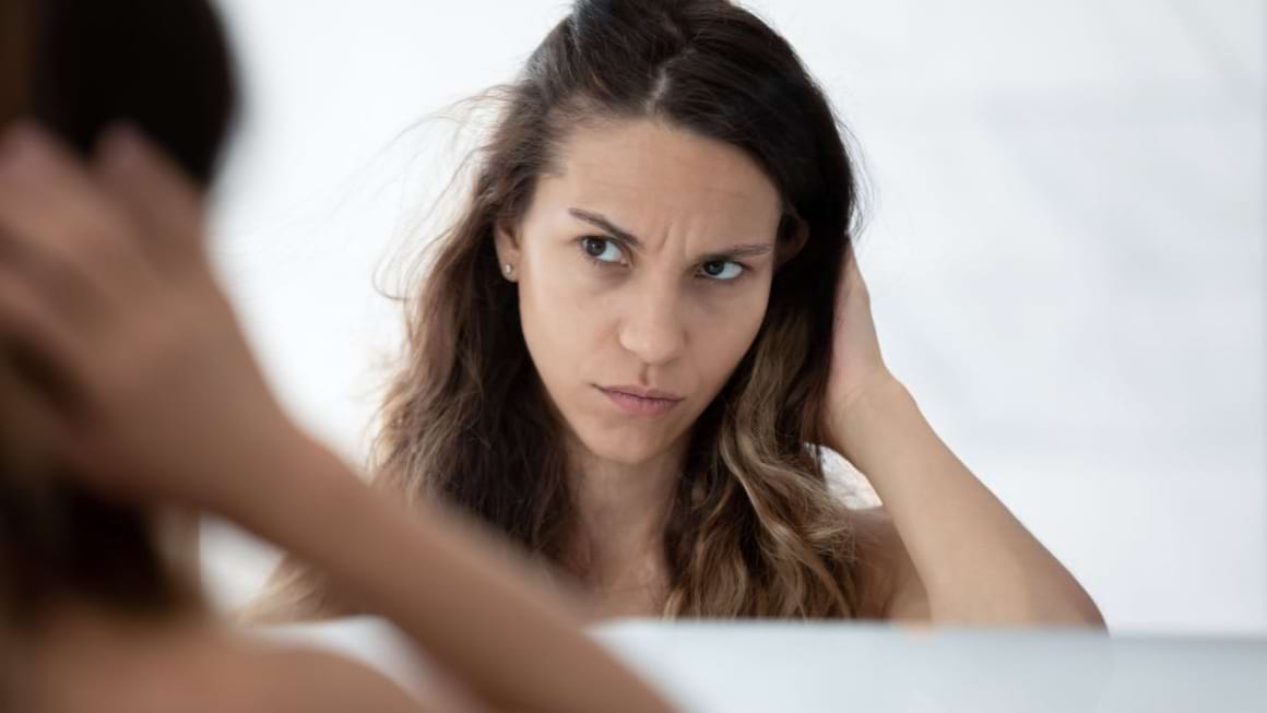 Scuame și mâncărime pe pielea capului: este mătreață sau psoriazis?