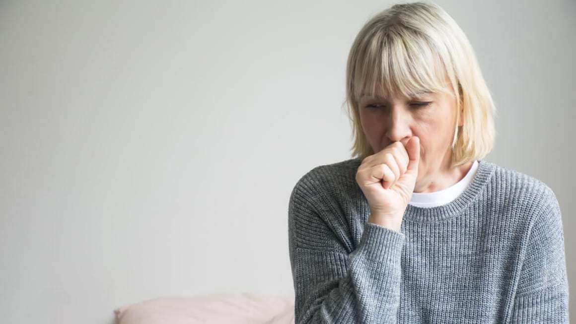Astmul la menopauză: de ce debutează tardiv și cum îl recunoști