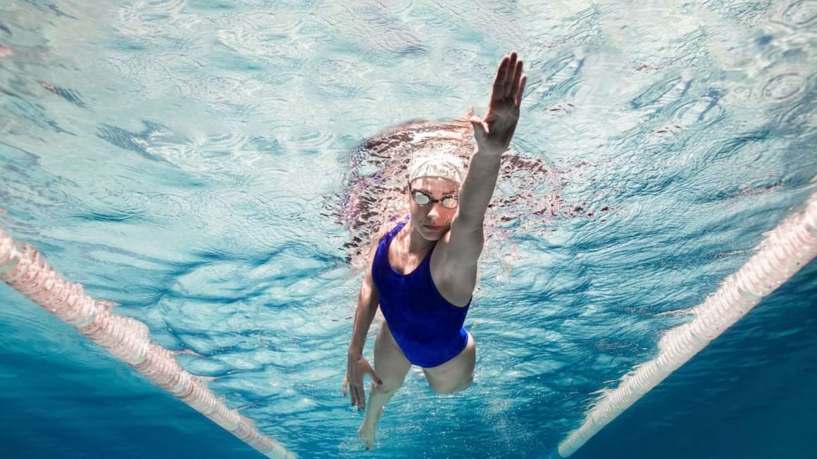 Ce beneficii are inotul in piscina sau in apa marii