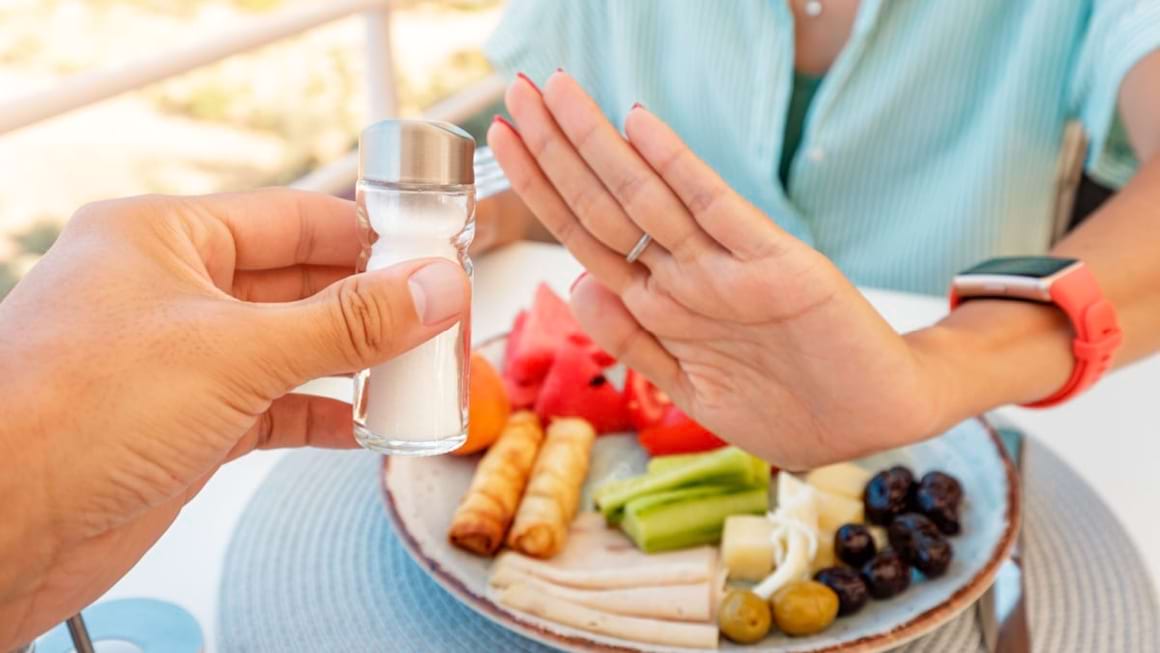 Pacientii hipertensivi continua sa consume prea multa sare