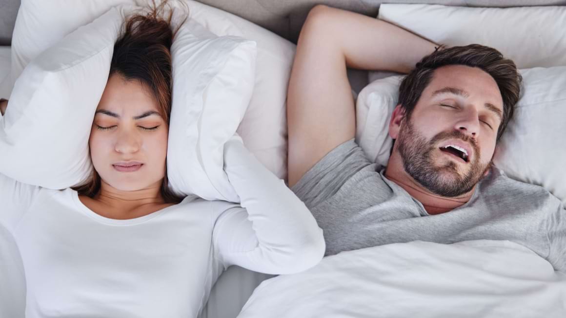 Ce-ar trebui să știi despre sforăit și apneea în somn?