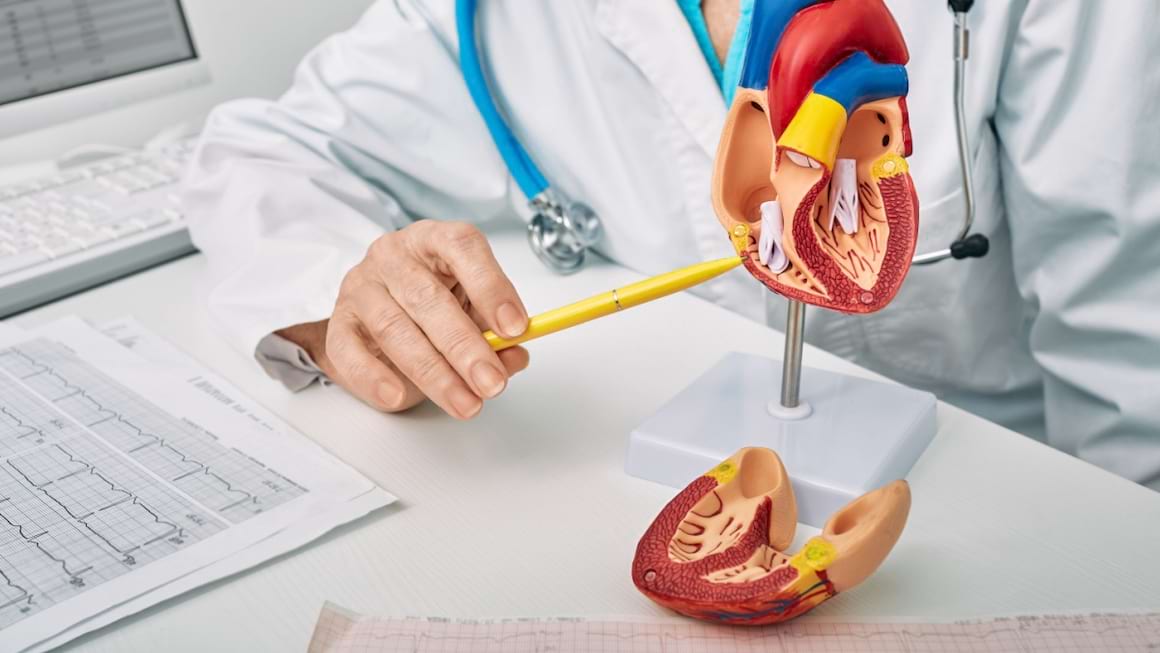 Dormi mai putin de 6 ore pe noapte? La ce riscuri cardiovasculare te expui [studiu]
