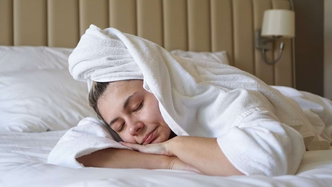 5 afectiuni la care esti predispus daca te culci cu parul ud