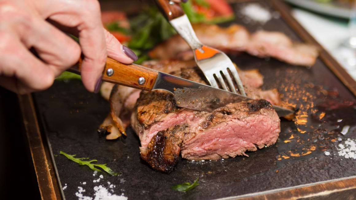 Consumul ridicat de carne poate creste riscul de boli cardiace in randul femeilor in varsta