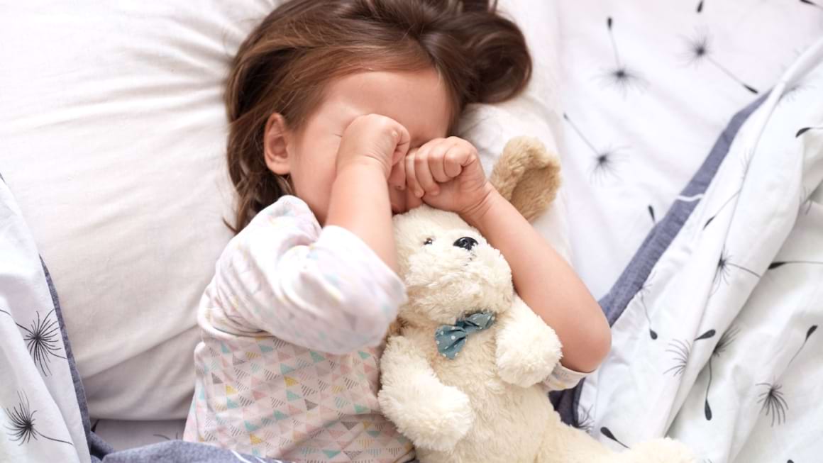 Enurezisul: ce cauzeaza udarea patului in timpul noptii?