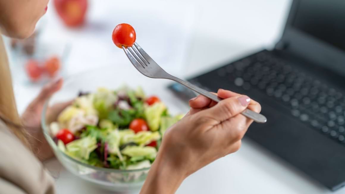 3 sosuri versatile ca sa nu te plictisesti de salată la birou