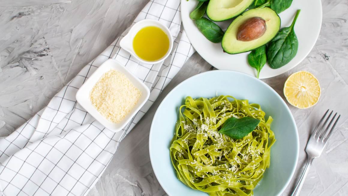 Tagliatele delicate cu nucă, sos de avocado şi mirodenii