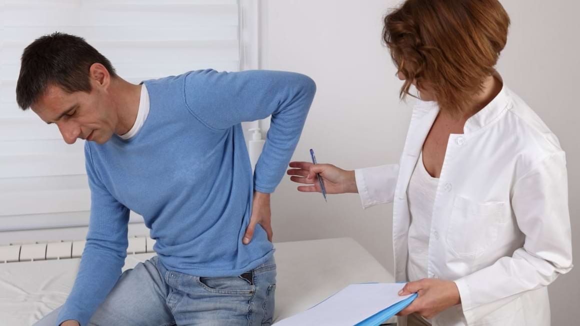 Durerile lombare: cum se diagnostichează și la ce medic să apelezi