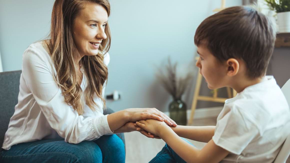 Copilul tău are un coleg cu autism? Iată ce trebuie să știe!