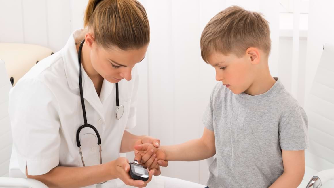 Diabetul la copii și adolescenți: provocări specifice, educație pentru părinți și școală