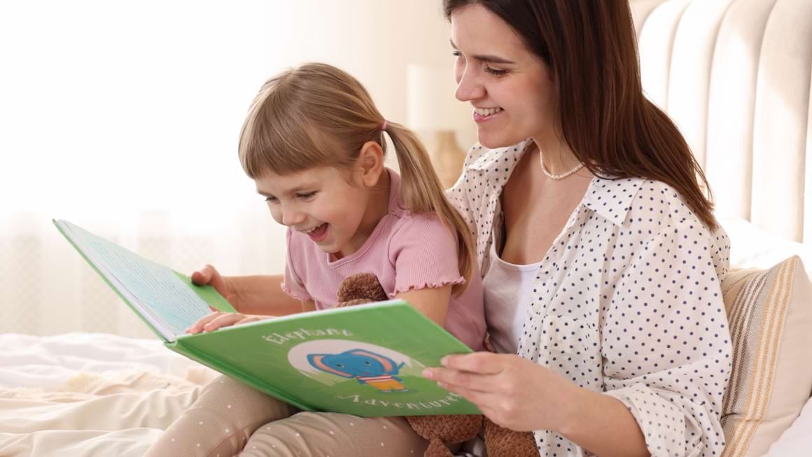 Ii cititi copilului inainte de culcare? Il puteti ajuta sa invete mai bine si mai repede!
