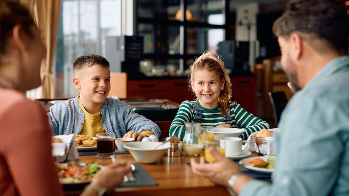 Sfaturi de pret pentru parintii care vor sa manance cu copiii la restaurant