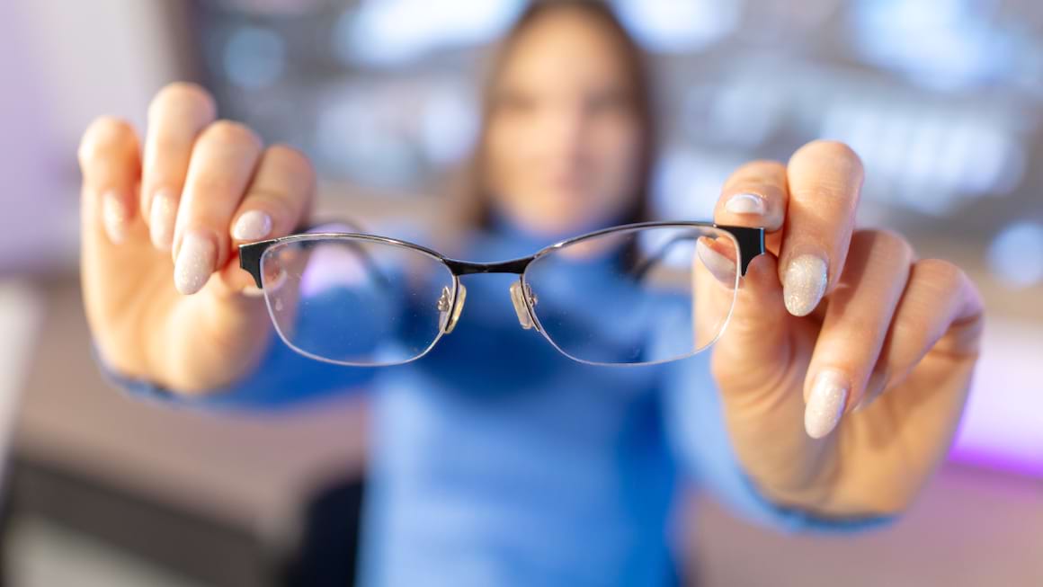 8 simptome care iti arata ca ai nevoie de ochelari de vedere