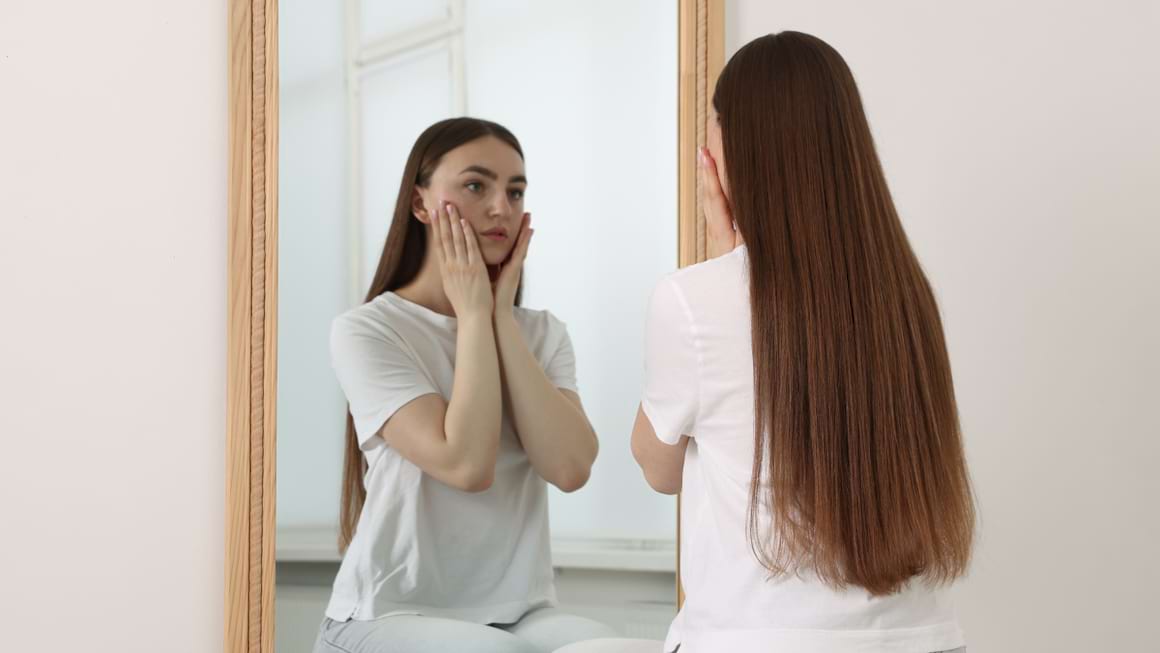 Te trezești cu fața umflată dimineața? 7 cauze posibile