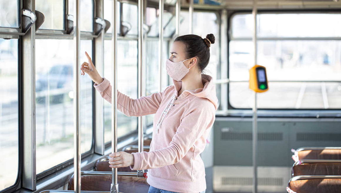 Cum te ferești de Coronavirus pe stradă și în mijloacele de transport