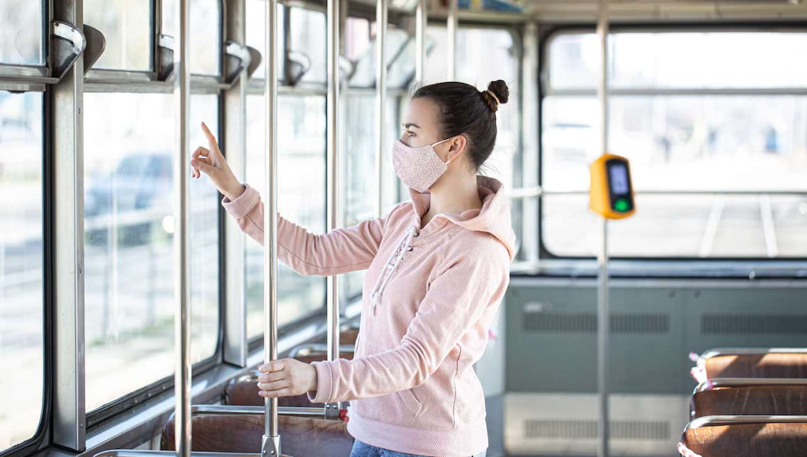 Cum te ferești de Coronavirus pe stradă și în mijloacele de transport