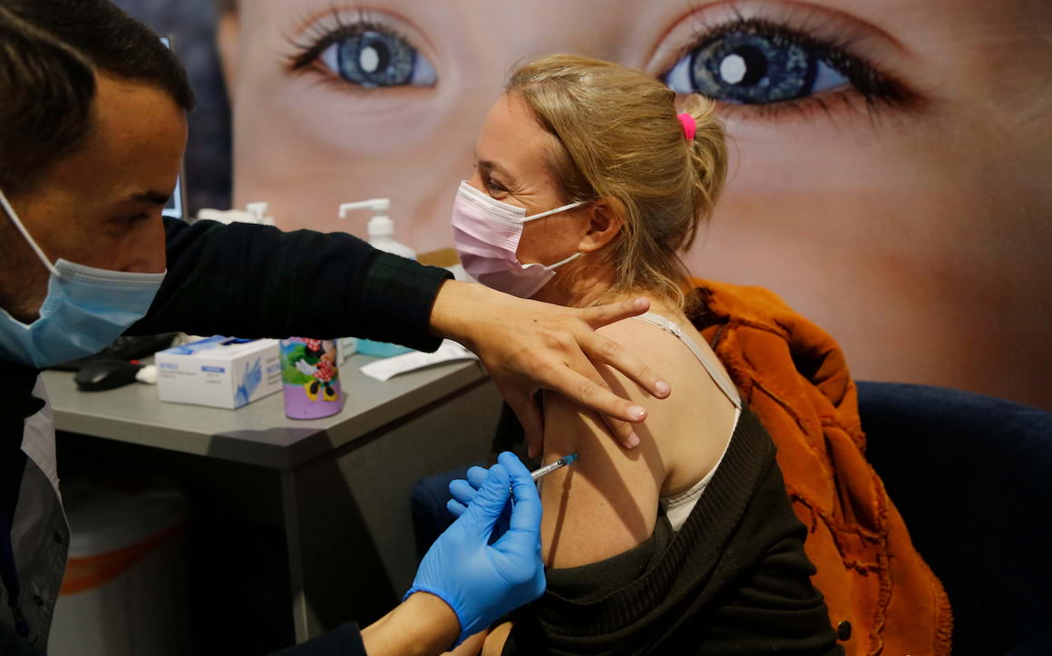 Persoanele vaccinate anti-COVID-19 au o încărcătură virală de 4 ori mai mică față de o persoană nevaccinată