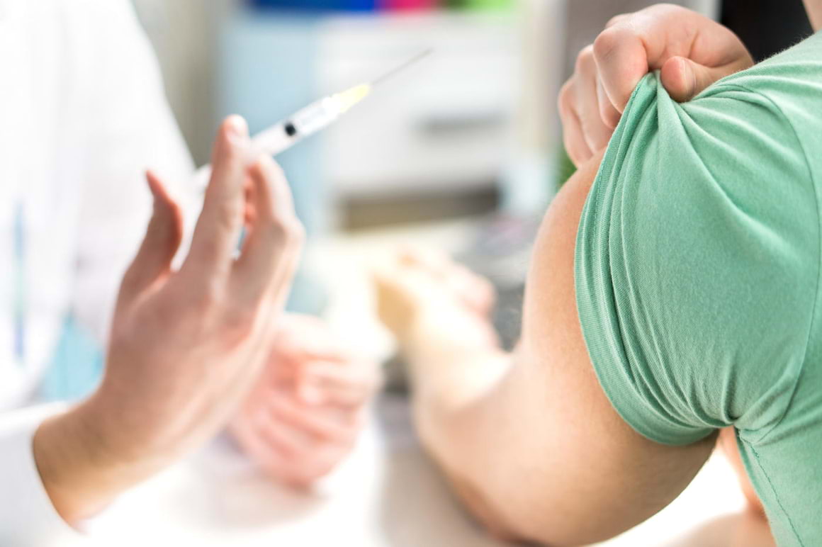O moleculă nouă ar putea îmbunătăți efectele vaccinurilor la vârstnici [studiu]