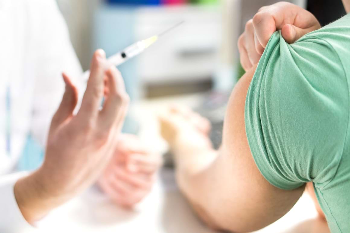 O moleculă nouă ar putea îmbunătăți efectele vaccinurilor la vârstnici [studiu]