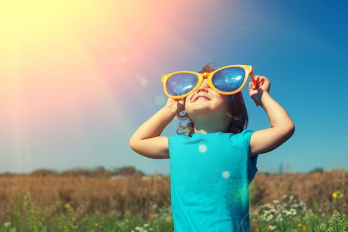 Cateva sfaturi pentru a va proteja copiii de razele solare