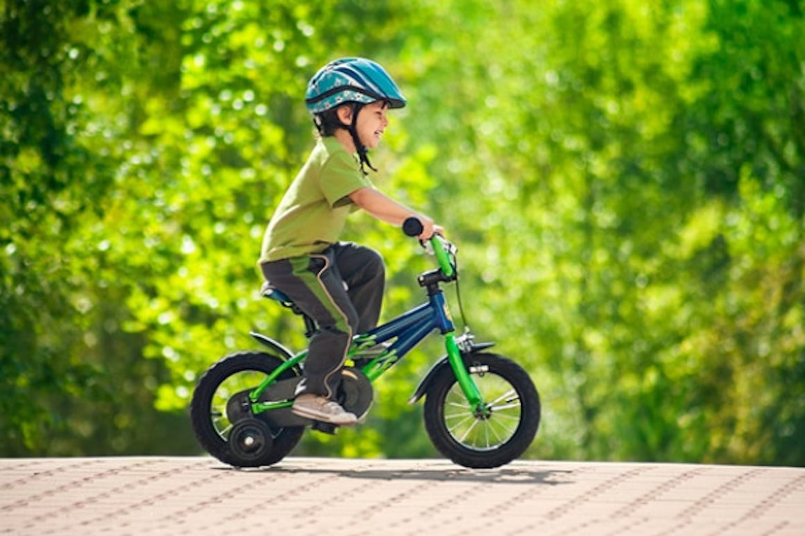 Multi parinti NU ii echipeaza corespunzator pe copii atunci cand merg pe bicicleta