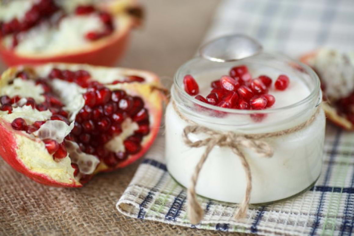 Retete delicioase cu rodie: sosuri, salate, smoothie, inghetata