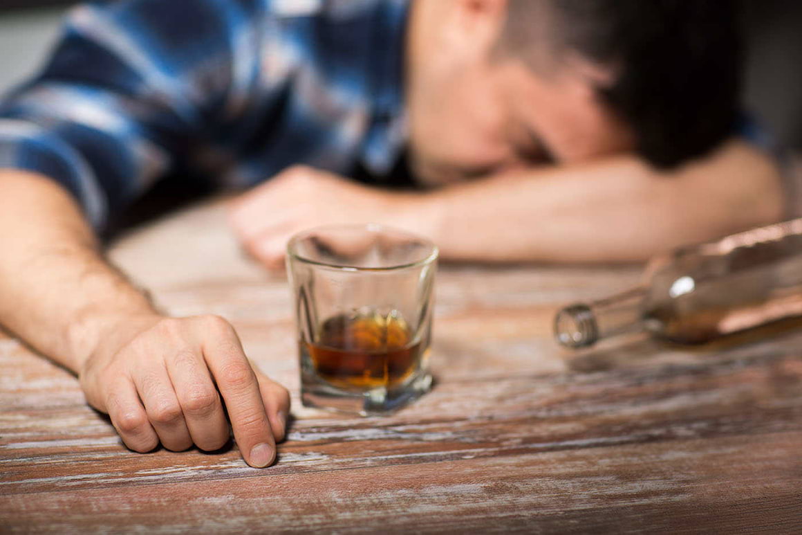 Alcoolismul, provocat și de o căsătorie timpurie [studiu]