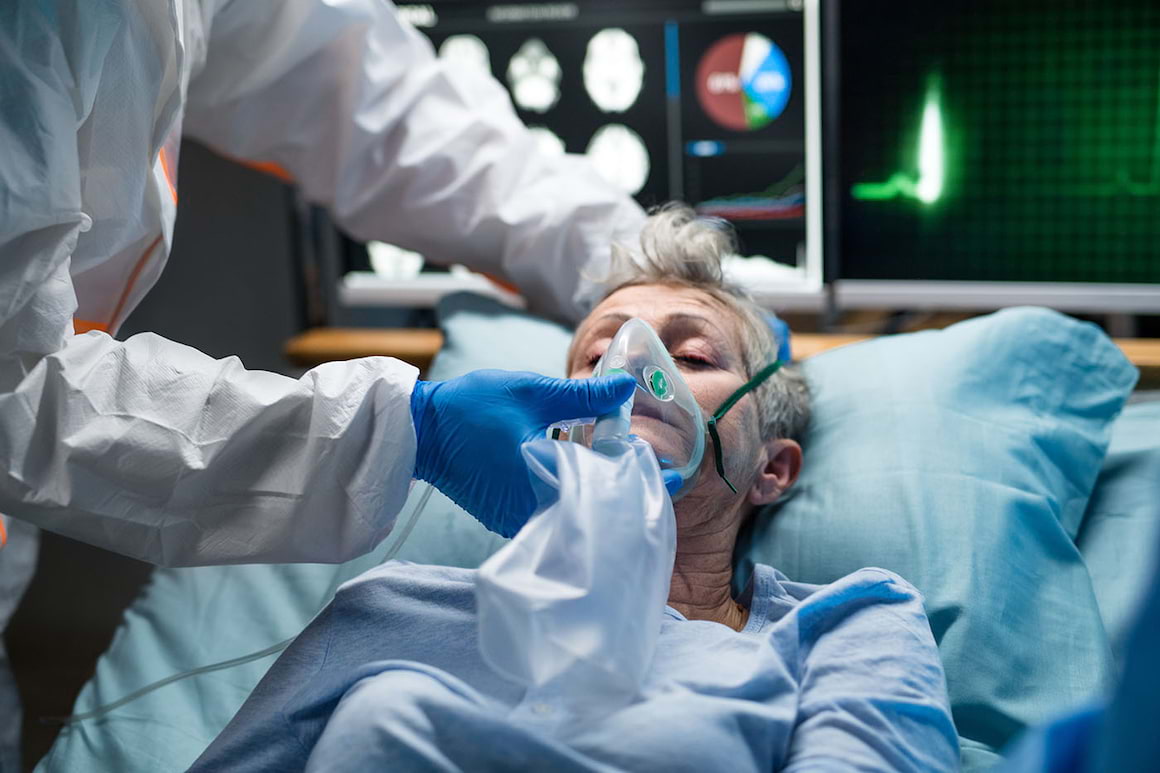 COVID-19: Femeile la menopauză, risc crescut de complicații ale infecției cu SARS-CoV-2 [studiu]